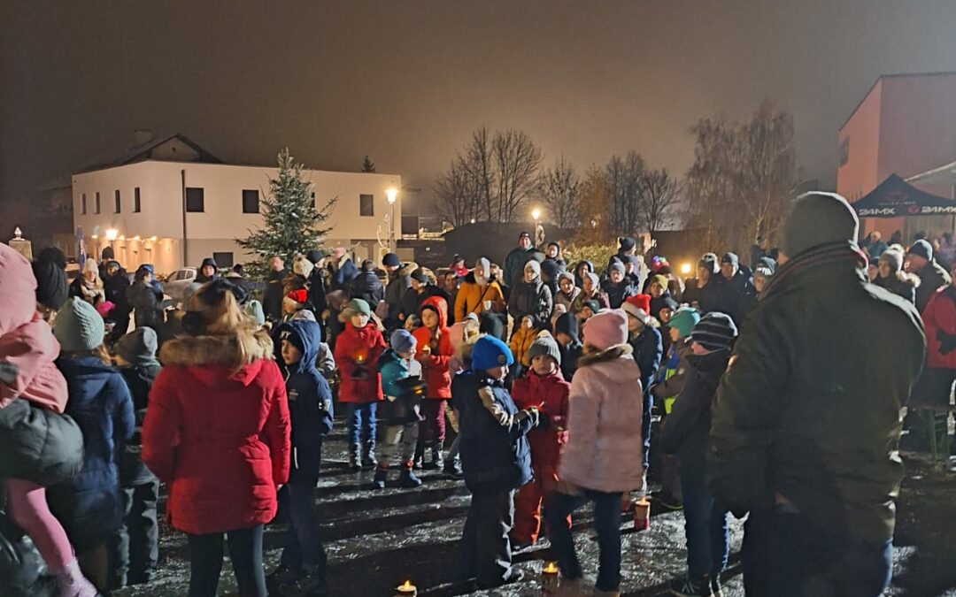 Adventfeier mit Einschalten der Weihnachtsbeleuchtung